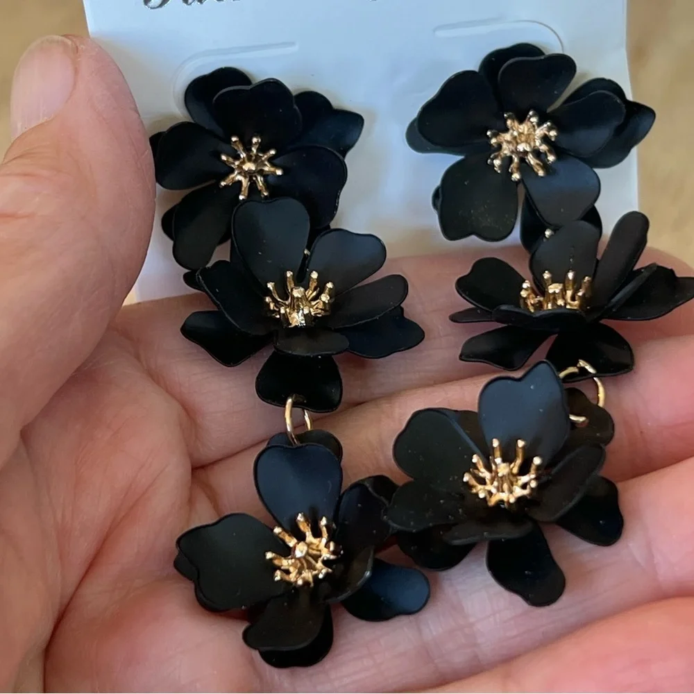Black flower drop earrings pierced metal alloy gold - Picture 4 of 7